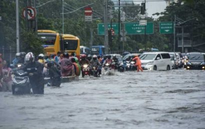 Tips aman berkendara saat banjir