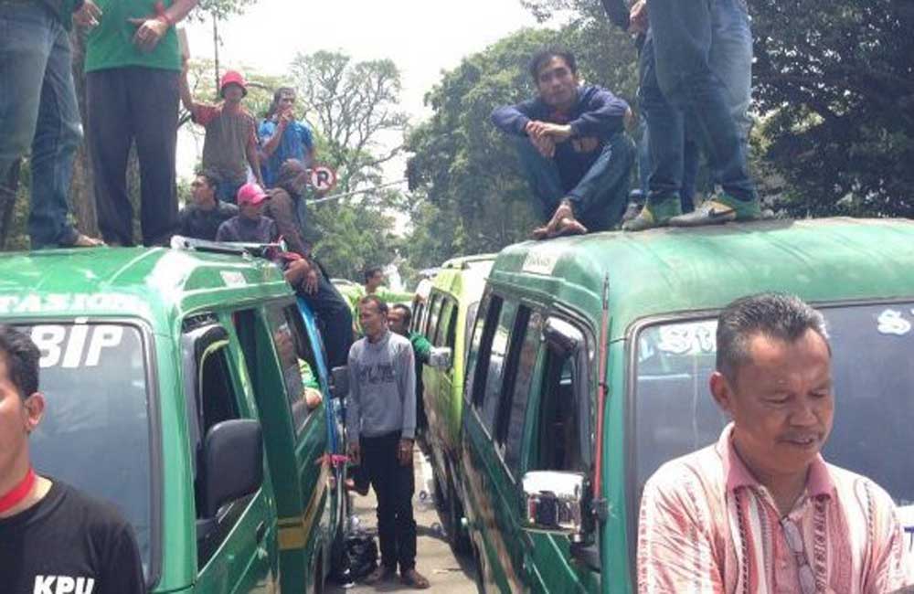 Angkot Bandung Mogok, Ojek Laris Manis