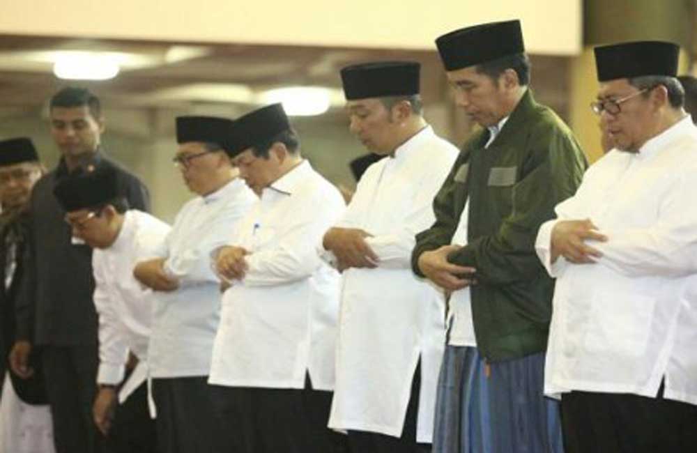 Jokowi Ikut Program Salat Subuh Berjemaah di Bandung