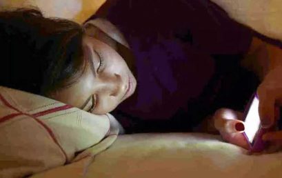 Waspada Risiko Sering Main Ponsel Sebelum Tidur