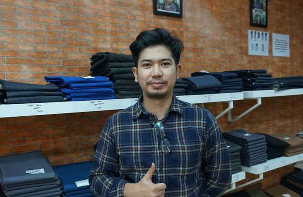 Pemuda Ini Raih Omzet Ratusan Juta dari Celana Jeans