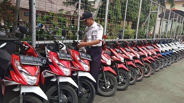 Sosok Dibalik Viralnya Parkiran Motor Berdasarkan Warna