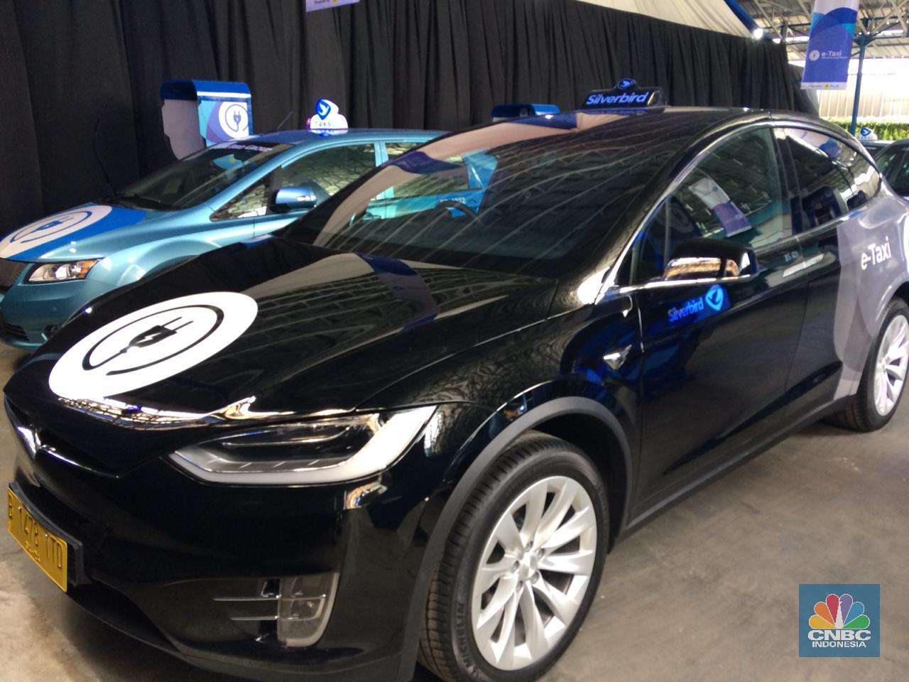 Bluebird Resmi Gunakan Tesla Model X dan BYD e6 Sebagai Taksi Listrik