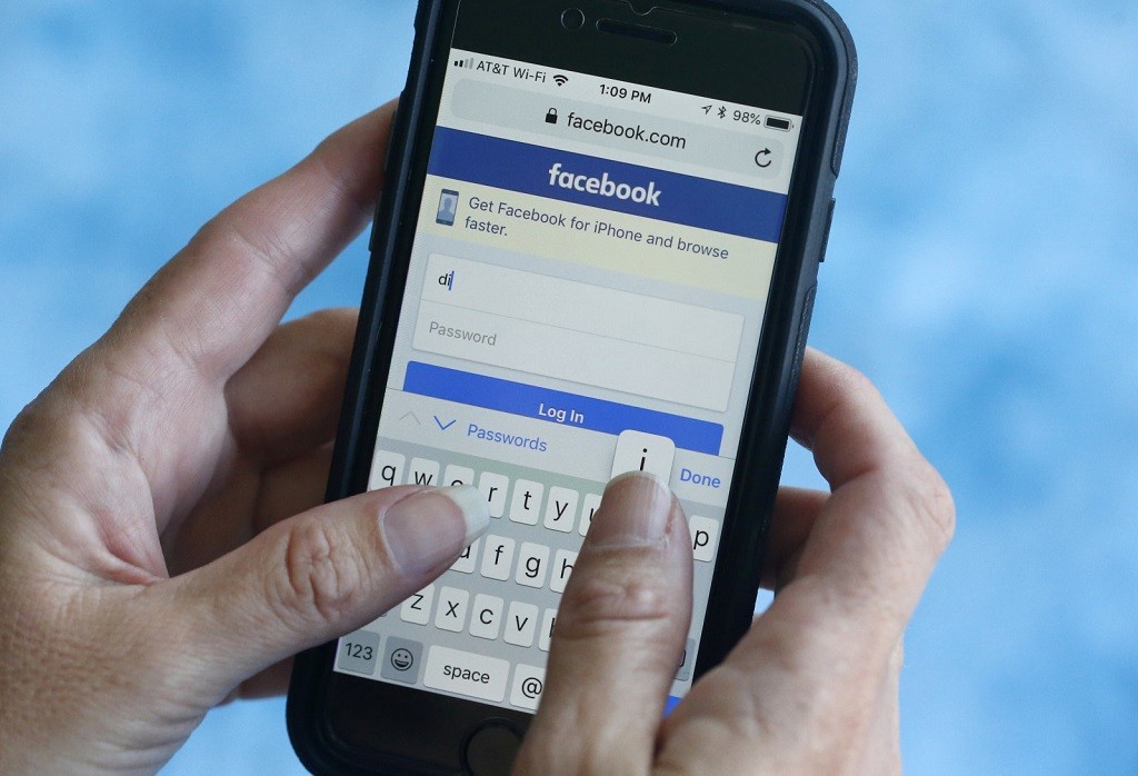 Facebook Pantau Pengguna iPhone via Kamera Depan?