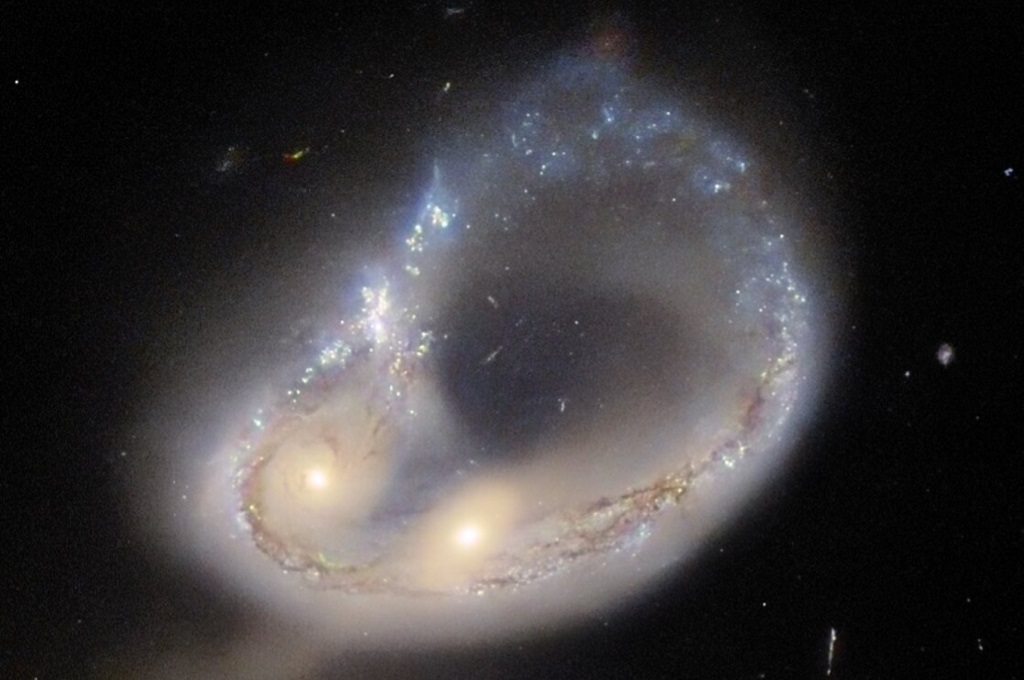 Hubble Temukan Galaksi Bertabrakan dalam Tarian Spektakuler Hubble Temukan Galaksi Bertabrakan dalam Tarian Spektakuler